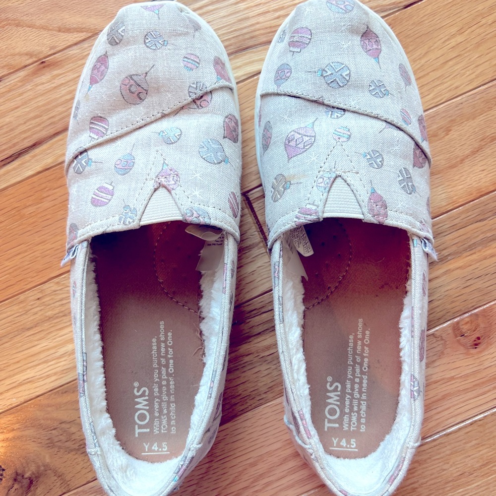 Girls Holiday TOMS, size Y4.5
